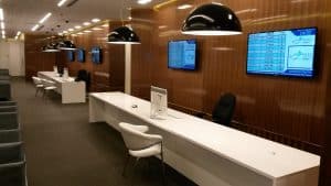 עמדת מרכז רפואי עם שילוט דיגיטלי של מערכות ניהול וזימון תורים של ASTECH