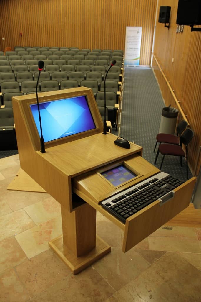 שולחן מרצה חכם, עמדת מרצה חכמה, פודיום חכם, עם שליטה על כל אביזרי המולטימדיה באולם. רמקול, סאונד, תאורה, מיזוג, Table Lecturer smart, smart lecturer position, Smart podium with control of all multimedia accessories hall. Speaker, sound, lighting, air conditioning and more