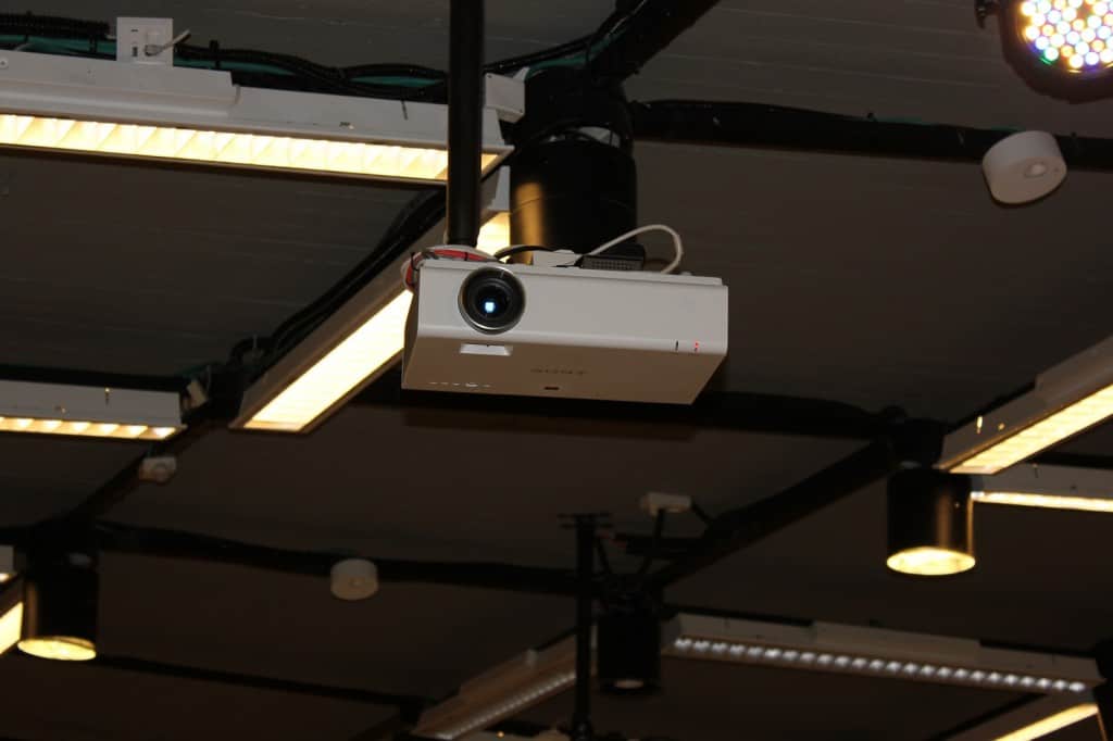 תלית מקרן, תלית מקרינים, התקנת מקרן, התקנת מקרנים, התקנה נקיה, ניסיון רב