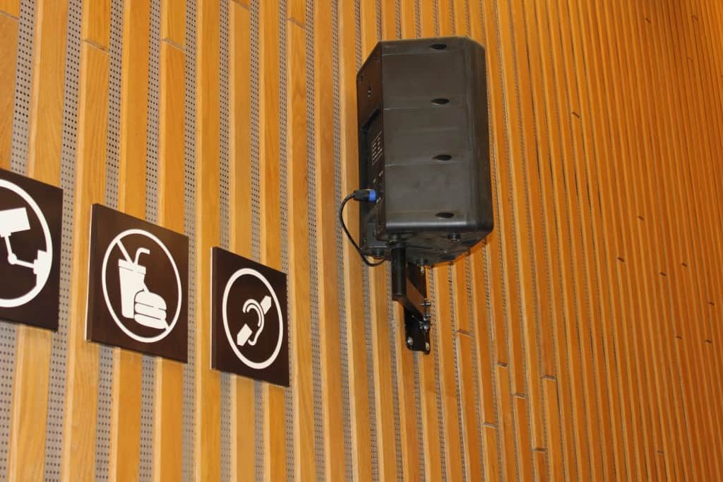 תלית רמקול, תלית רמקולים, התקנת רמקול, התקנת רמקולים, התקנה נקיה, ניסיון רב