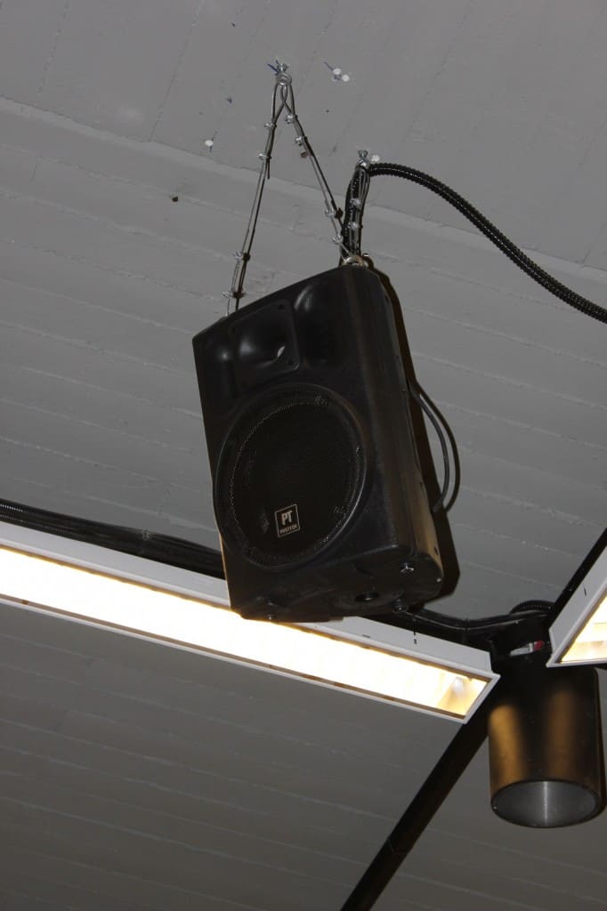 תלית רמקול, תלית רמקולים, התקנת רמקול, התקנת רמקולים, התקנה נקיה, ניסיון רב