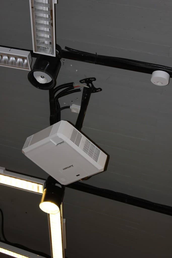 תלית מקרן, תלית מקרינים, התקנת מקרן, התקנת מקרנים, התקנה נקיה, ניסיון רב